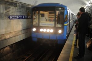 В киевском метро мужчина упал на рельсы (Видео)