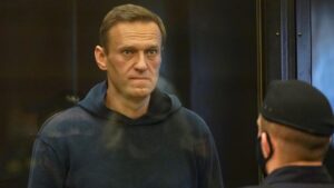 Навального приговорили к 3,5 годам колонии общего режима (видео)
