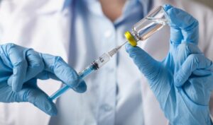 В Украине через неделю начинается вакцинация: кто получит прививку первым