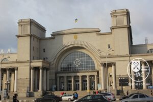В Днепре на вокзале под мостом нашли бомбу
