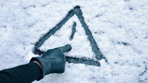 Будьте осторожны: в Днепре на дорогах гололед продержится несколько дней