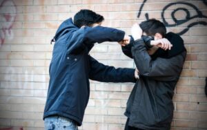 В Днепре толпа подростков жестоко избила 11-летнего мальчика (Видео)