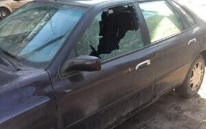 В Днепре в спальном районе вандалы бьют стекла машин