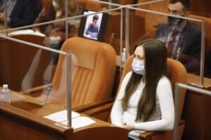 “Они превращаются в планшеты”:  как в Днепре работают больные COVID-19 депутаты