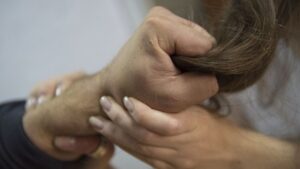 В Сумской области отец и дядя несколько лет насиловали школьницу