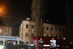 В Днепре горел дом многодетной семьи: мать получила тяжелые ожоги