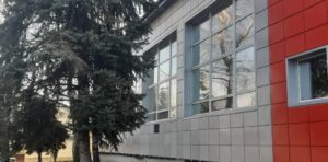 Большие окна, утепленный фасад и обновленная спортплощадка: в Петропавловке реконструируют школу №2 (Фото)