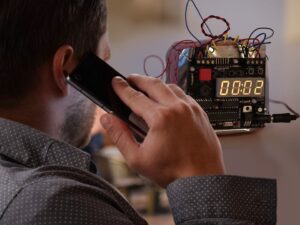 Мужчина с психическим расстройством угрожал взорвать оружейню возле школы