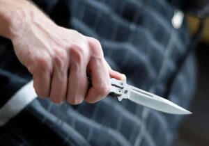 В Одессе мужчина бросался на детей с ножом: его “обезвредил” прохожий