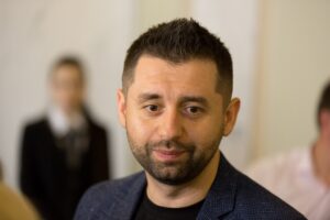 Глава “Слуги народа” Арахамия задекларировал новые машины жены и миллионные состояния