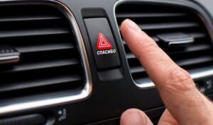 Когда водители обязаны включать “аварийку” согласно ПДД
