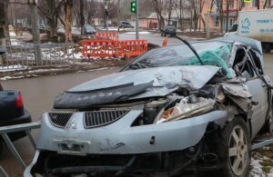 В Днепре авто столкнулось с трактором и протаранило забор (Фото)