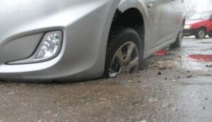 Ямы на дорогах: как получить компенсацию за поврежденный автомобиль
