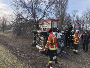 Перевернулась легковушка