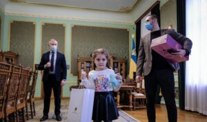 В детсаду Черновцов унизили ребенка из-за отца, который не сдал деньги на подарок: девочка получила подарки от Зеленского