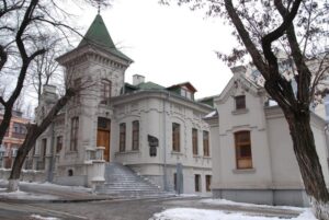 В Днепре “Приватбанк” оштрафовали из-за “Дома Брежнева”: подробности