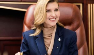 Елена Зеленская вышла в свет в элегантном пальто (фото)