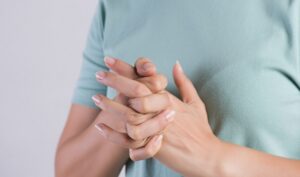 Опасно ли хрустеть суставами: что говорят эксперты