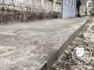В Днепре на Каменской отремонтировали отмостку вокруг дома (видео)