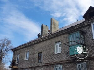 В Днепре на Бородинской и Коксовой отремонтировали прогнившие крыши (Видео)