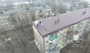 В Днепре на Богдана Хмельницкого капитально ремонтируют крышу в жилом доме (Видео)