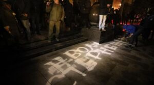 В Киеве под Офисом Президента собрались толпы митингующих: подробности