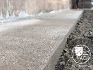 В Днепре на Липовой отремонтировали отмостку вокруг дома