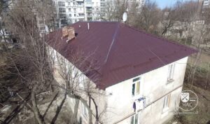 В Днепре на Михаила Максимовича в двух домах заменили старую кровлю (Видео)