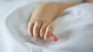 Под Херсоном женщина выбросила новорожденного малыша в уличный туалет