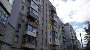 В Днепре на улице 20-летия Победы капитально отремонтировали подъезды многоэтажек (Видео)