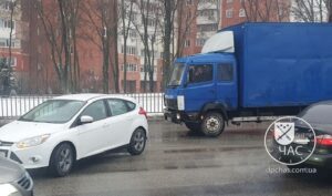 В Днепре на Запорожском шоссе столкнулись грузовик и легковушка: движение затруднено (Фото)