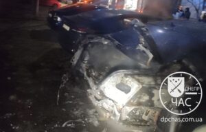 Под Днепром горел Mercedes-Bens: еще два автомобиля повреждены