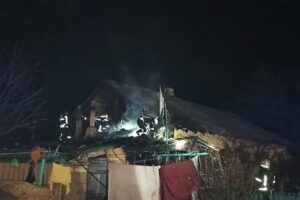 На Днепропетровщине горел частный дом: двое детей пострадали
