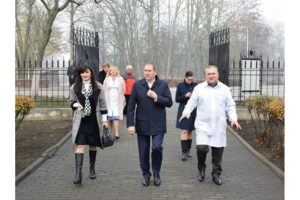 В Днепре коммунальщики продолжают восстанавливать наружное освещение там, где его не было десятки лет
