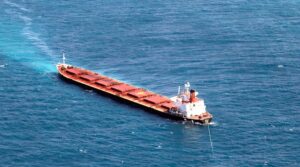 В Черном море затонуло судно с украинскими моряками: есть погибшие
