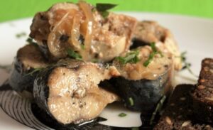 Томленая скумбрия: рецепт домашней консервы
