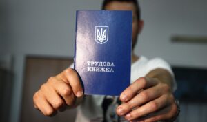Зеленский подписал закон об отмене бумажных трудовых книжек