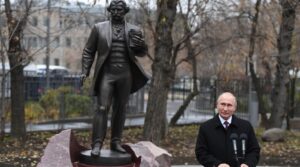 “Похож на русского царька”: под Житомиром памятник погибшим солдатам сравнили с Путиным