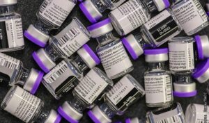 Стало известно, кто в Украине получит прививку вакциной Pfizer