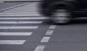 В Днепре мама с ребенком чуть не попали под колеса машины (Видео)