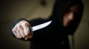 В Днепре бездомный ударил мужчину ножом
