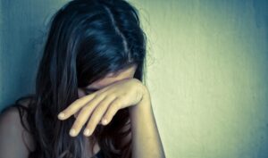 В Донецкой области избили 14-летнюю девушку и заставили голой купаться в реке