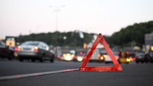В Киеве пьяный водитель иномарки влетел в столб