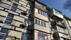 В Днепре на улице Гладкова провели ремонт межпанельных швов в  многоквартирном доме (Видео)