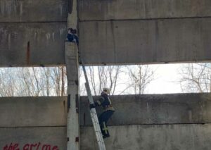 В Днепре школьница застряла на 8-метровой опоре