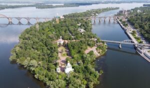 В Днепре на Монастырском острове хотят демонтировать пешеходный мост