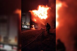 Под Днепром на дороге на ходу загорелась фура (Фото)