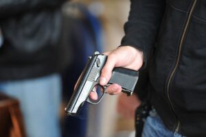 В Кривом Роге вооруженный мужчина угрожал расправой прохожему