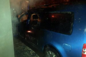 В Днепре на стоянке загорелась охранная будка и несколько машин  (Видео, Фото)