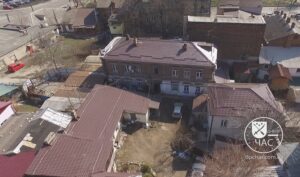 В Днепре на улице Василия Чапленко капитально отремонтировали крыши в жилых домах (Видео)
